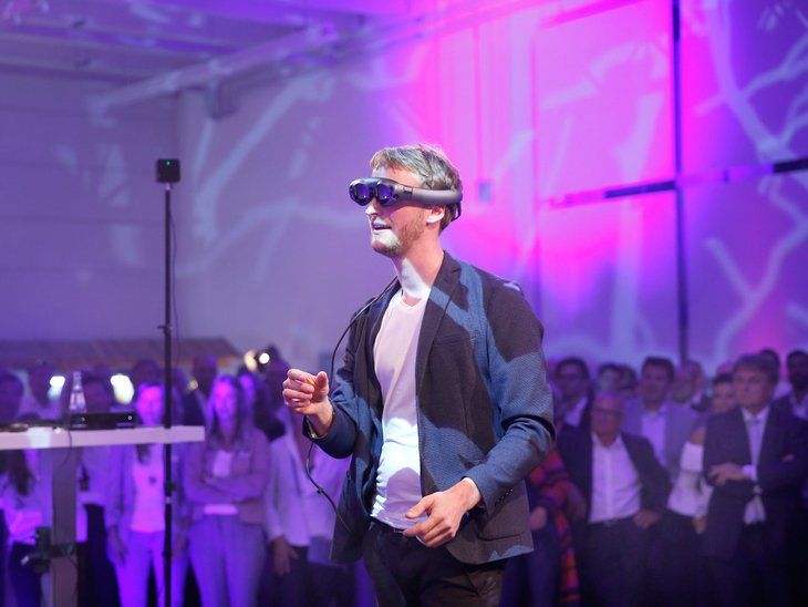 Mann probiert VR Brille im Future Space von Trendone