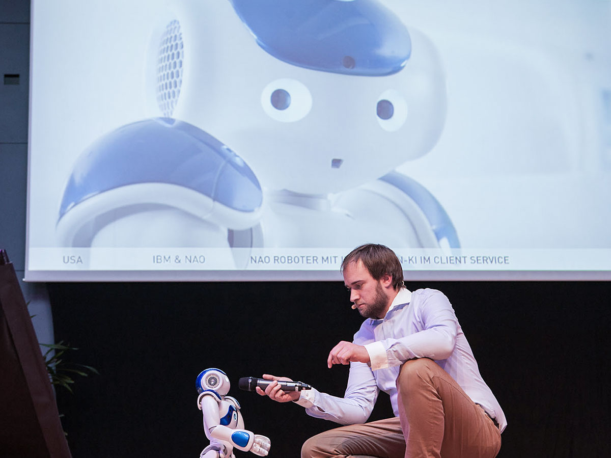 Trendone Speaker Sebastian Rassmann mit Roboter NAO